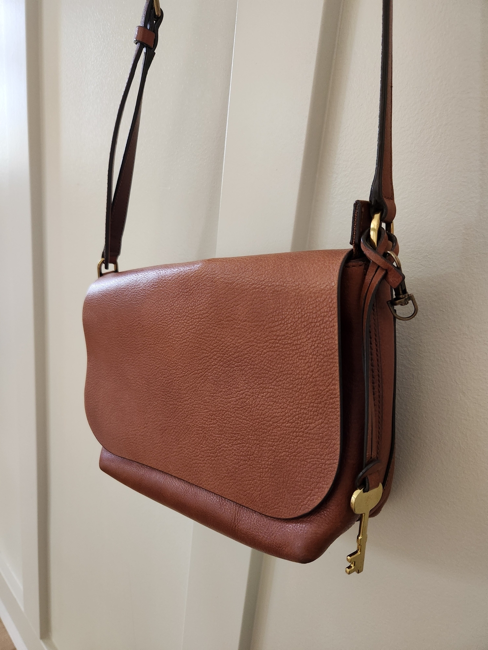 Fossil Pebbled Leather Crossbody in Warm Chestnut